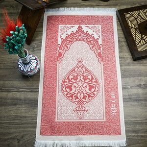 İsminizi Seccadeye Nakşediyoruz ,İsme Özel Hediyelik İpek Nur Tafta Seccade Kırmızı 68x110 cm - 200 gr