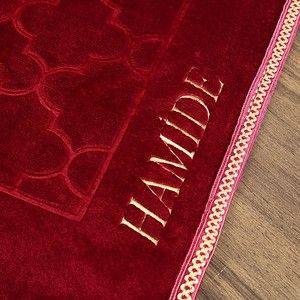  İsminizi Seccadeye Yazıyoruz Soft Yumuşak Kapitone Peluş Seccade(80 x 120 cm - 900 gr)Bordo